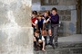 les enfants prets a faire une betise
