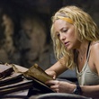 kate hudson lisant un vieux livre
