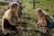 matthew mcconaughey et kate hudson fouillant un cimeti  re