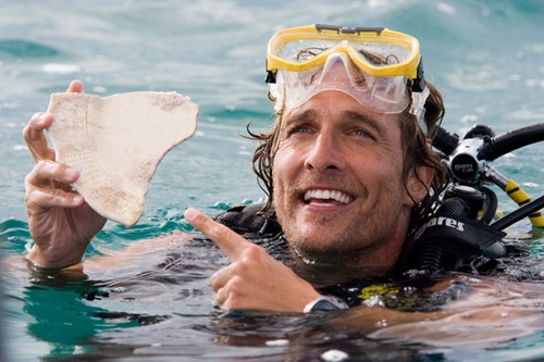 matthew mcconaughey montrant une assiette