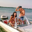 claudine-auger-et-sean-connery-dans-un-bateau-jpg