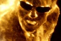hugo weaving en flamme