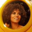 Halle Berry devant un miroir