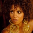 Halle Berry porte un collier