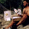 tom-hanks-ouvrant-un-paquet-jpg