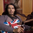 russell brand et sa guitare