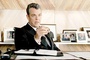 danny huston derri  re son bureau