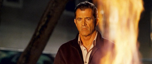 mel gibson regardant des flammes