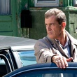 mel gibson sortant de sa voiture