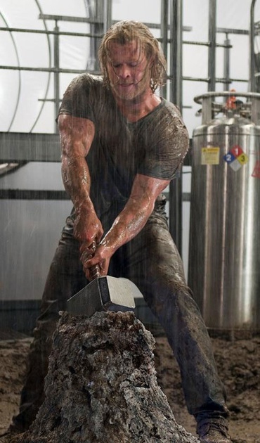 chris hemsworth et son marteau