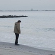 Joaquin Phoenix devant la mer