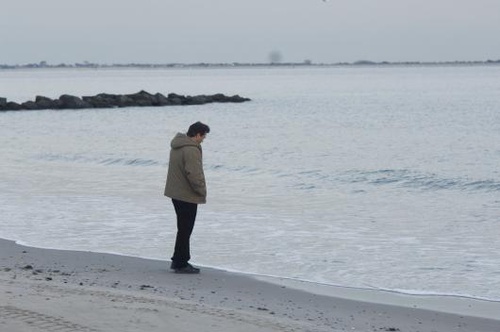 Joaquin Phoenix devant la mer