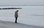 Joaquin Phoenix devant la mer