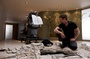 robert downey jr face a une de ses inventions