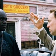 nicolas cage montrant de jolis bracelets