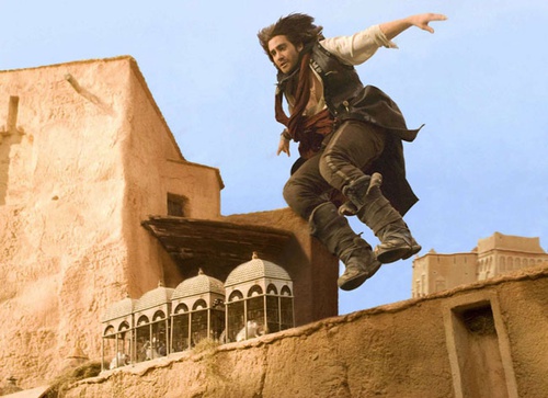 jake gyllenhaal fuyant par les toits
