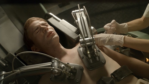 chris-evans-recevant-une-piqure-jpg