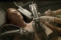 chris-evans-recevant-une-piqure-jpg