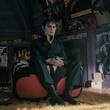 johnny-depp-sur-un-pouf-jpg