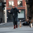 hank-azaria-suivi-de-son-chat-jpg
