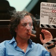 Gad Elmaleh fume un cigare