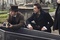 jude law robert downey jr devant un cercueil