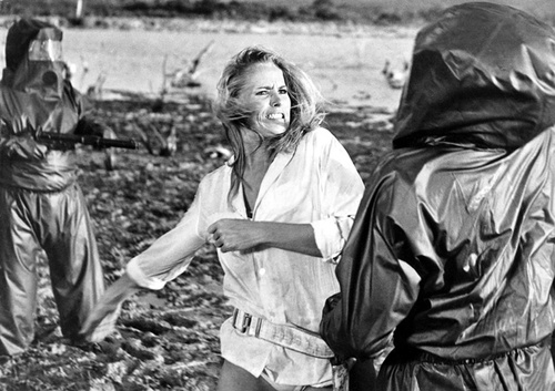 ursula-andress-en-plein-combat-jpg