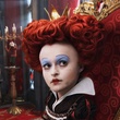 l actrice helena bonham carter en reine rouge