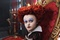 l actrice helena bonham carter en reine rouge