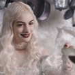 la reine blanche cuill  re en main
