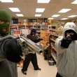 des jeunes braquant une   picerie