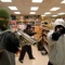 des jeunes braquant une   picerie - Droit de Passage 