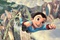 astro boy grimpant dans le ciel