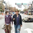jesse eisenberg et woody harrelson dans une ville d  serte