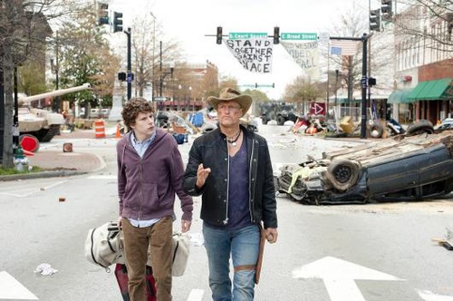 jesse eisenberg et woody harrelson dans une ville d  serte