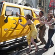 les zombies attaquent une voiture