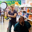 woody harrelson assomant un zombie