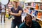 woody harrelson assomant un zombie