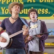 woody harrelson et sa guitare et jesse eisenberg avec son arme