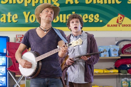 woody harrelson et sa guitare et jesse eisenberg avec son arme