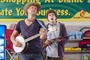 woody harrelson et sa guitare et jesse eisenberg avec son arme