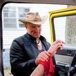 woody harrelson regardant une main