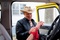 woody harrelson regardant une main
