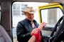 woody harrelson regardant une main