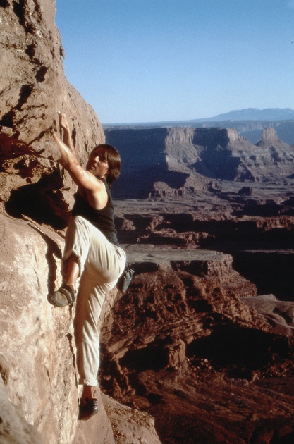 tom cruise escaladant un mont