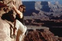 tom cruise escaladant un mont