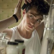 aaron johnson se coiffant