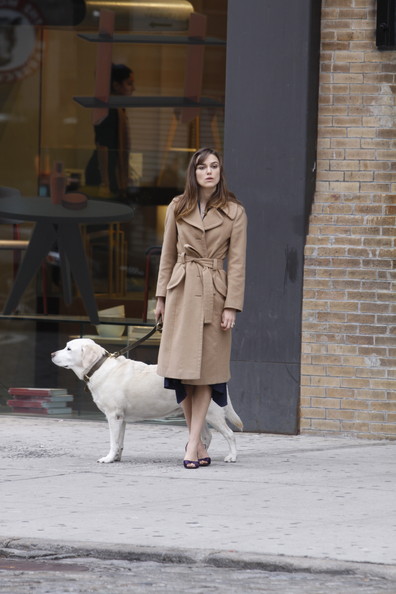 keira knightley promenant son chien