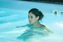 last night   eva mendes dans la piscine