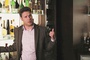 seth rogen devant son bar